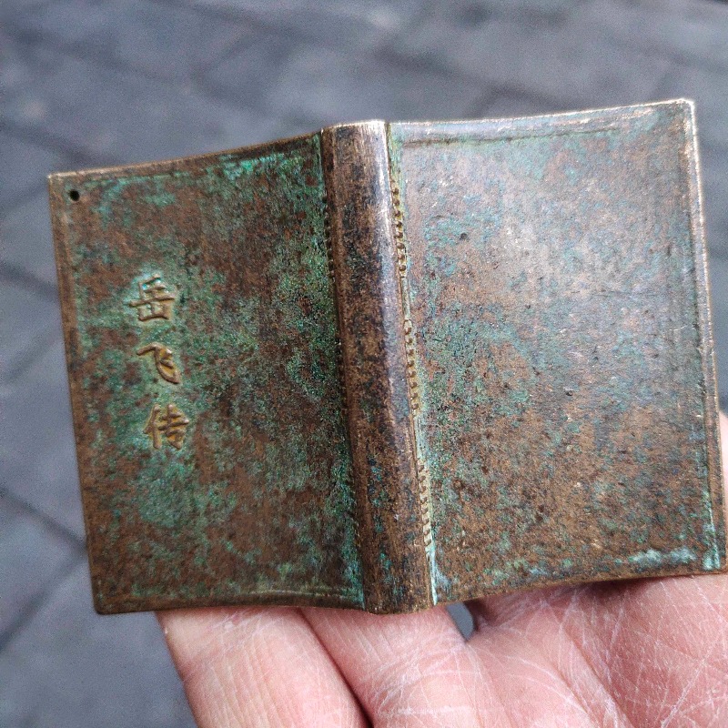 Antike Bronze Mini-Buch-Amulet – Vintage And Collectible Books Bewertung und Preis